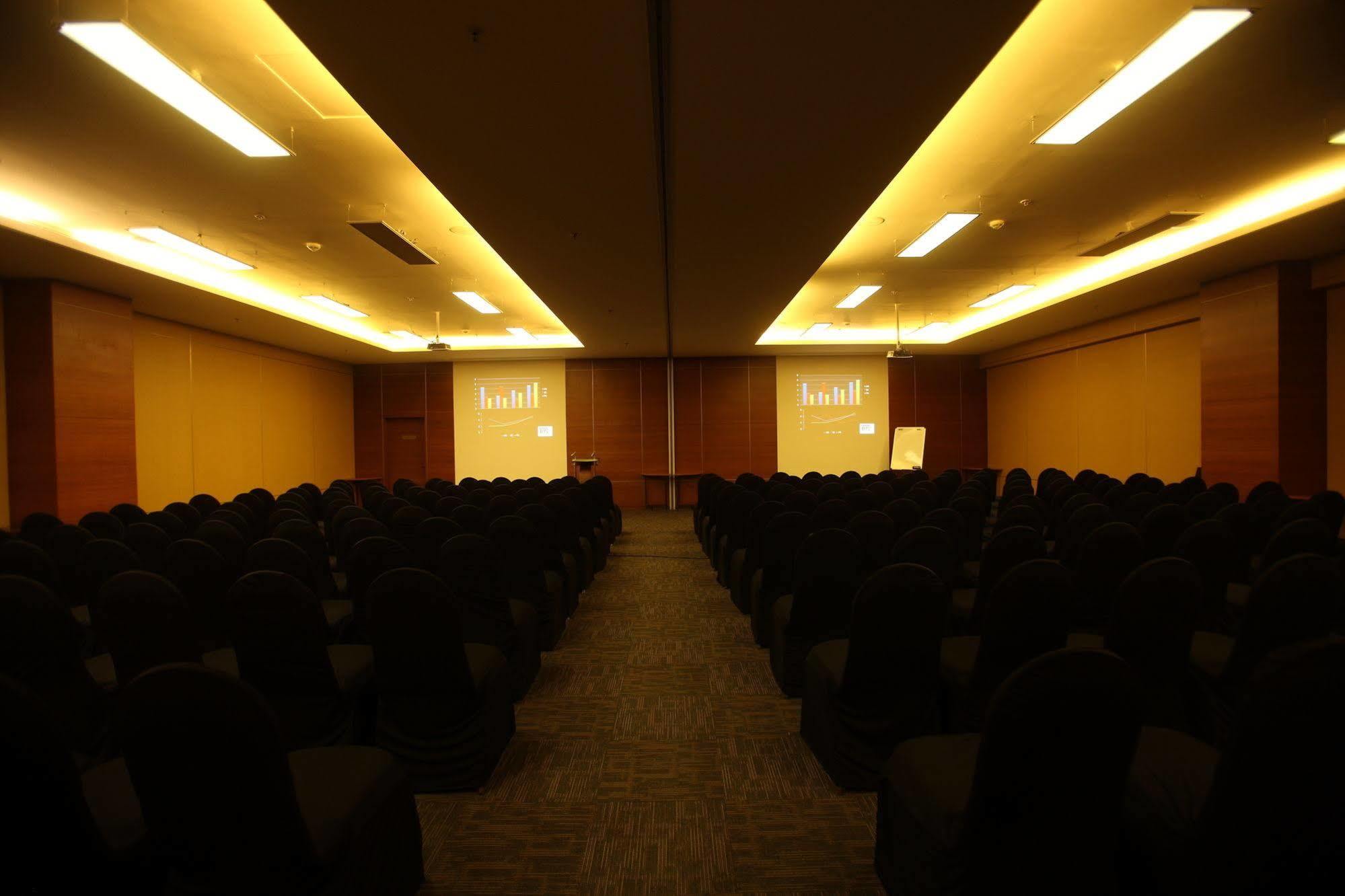 Keys Prima By Lemon Tree Hotels, Pimpri, Pune Extérieur photo